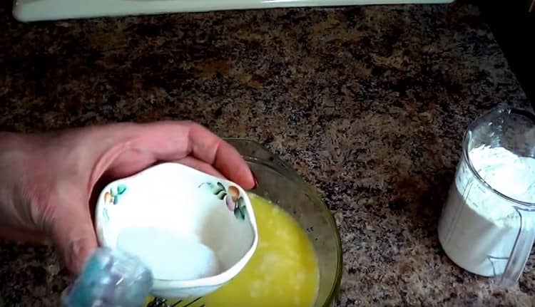 Extingim el vinagre amb el refresc i també entrem a la massa dels ous.