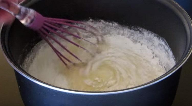 Добавете брашното малко.