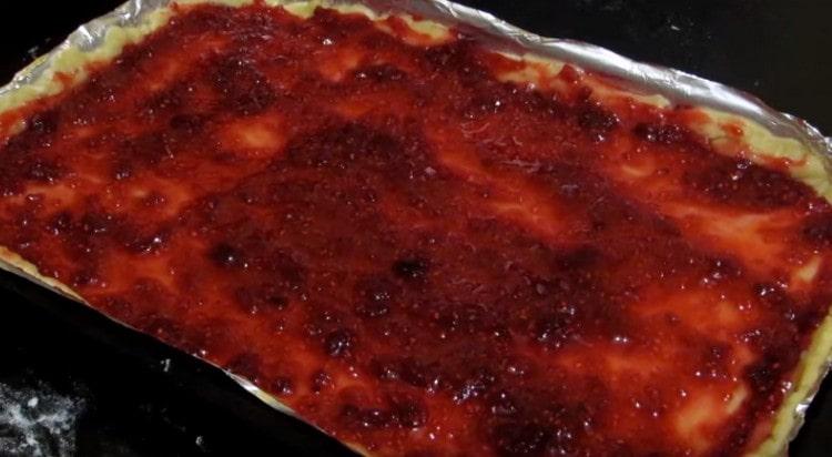 Намажете тестото със сладко.