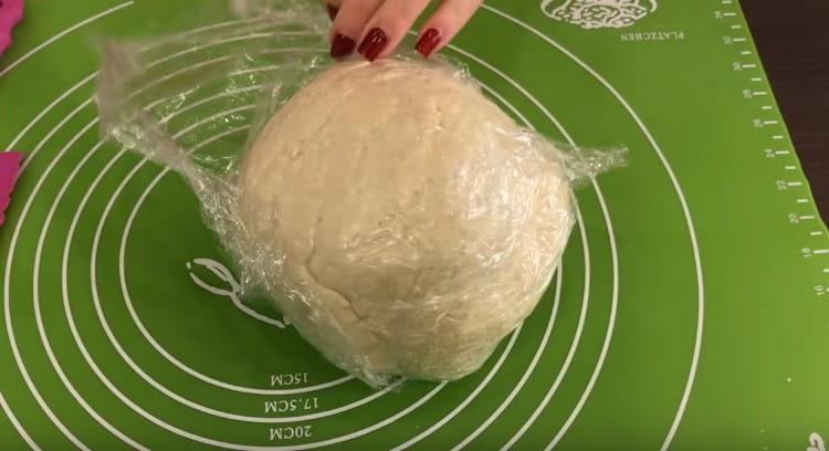 Těsto zabalte do přilnavé fólie a vložte do chladničky.