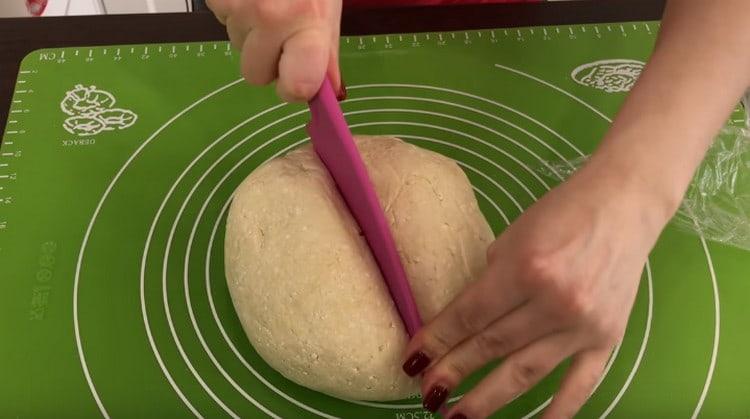 Pro větší pohodlí rozdělíme těsto na několik částí.