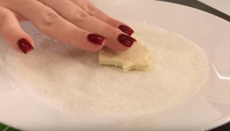 Ponořte každý blank jednou stranou do cukru.