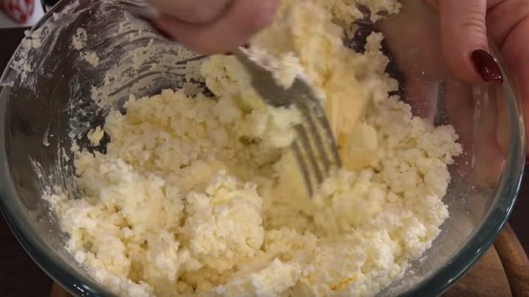 Tvaroh zapečte s máslem, dokud nebude hladký.