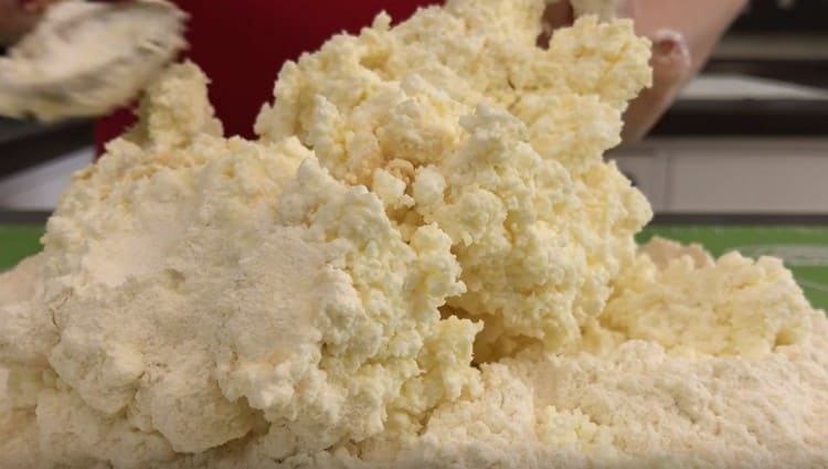 Poté, co se mouka prohloubila, vložte do ní tvaroh.