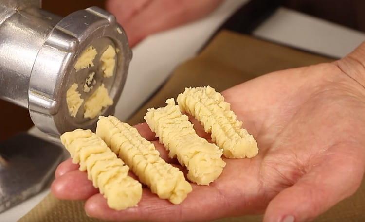 Разделяме бисквитките, като сме решили дължината му.