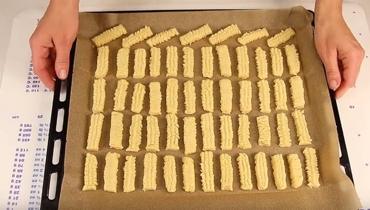 нареждаме заготовките върху лист за печене, който трябва да бъде покрит с пергамент.