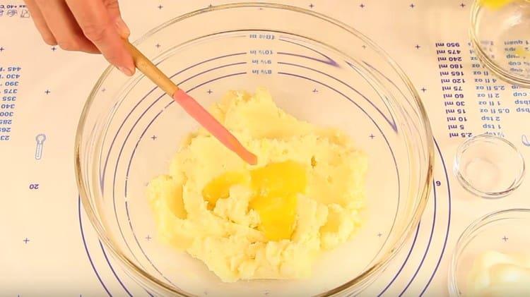 Добавете два жълтъка към маслената маса.