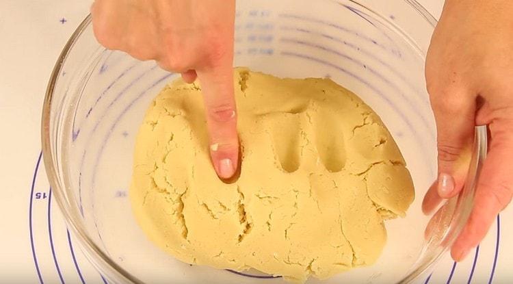 Тестото трябва да е меко и еластично.