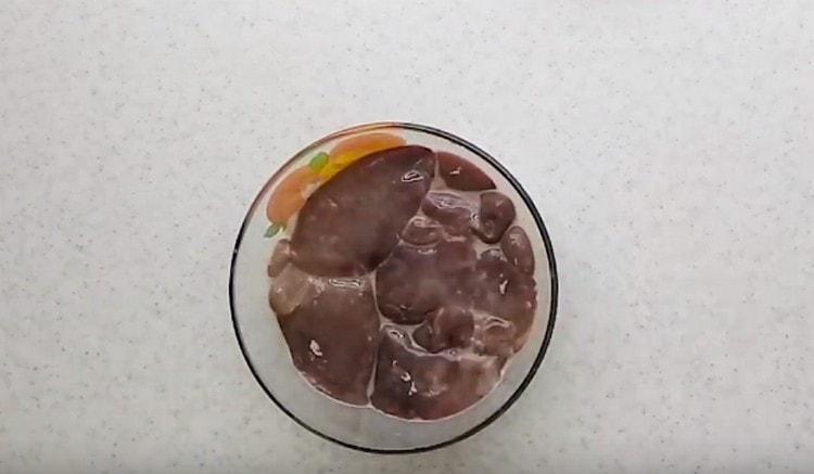 Egouttez le lait, salez le foie.