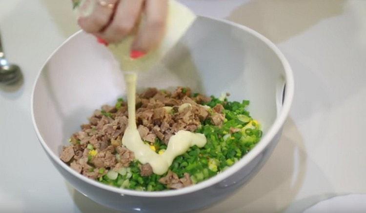 Agregue sal y mayonesa a la ensalada al gusto.