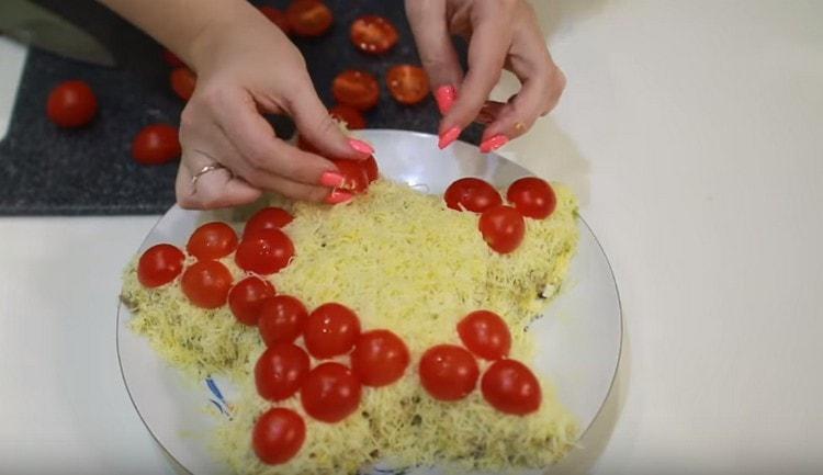 En el borde decoramos la estrella con mitades de tomates cherry.