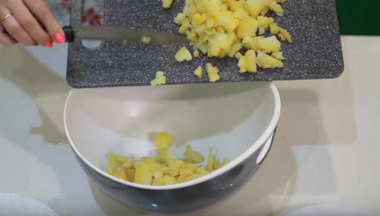 Cambiamos las papas a un recipiente hondo para mezclar la ensalada.