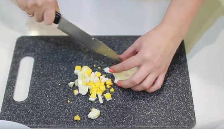 Cortar en dados los huevos duros.