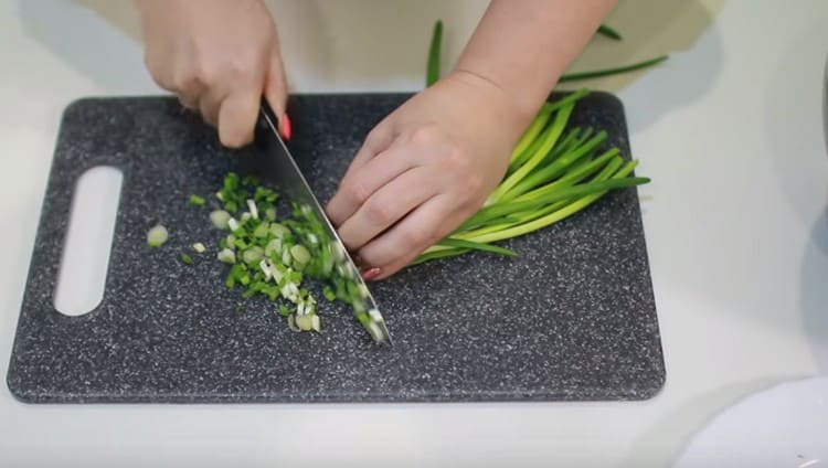 Moler cebollas verdes.