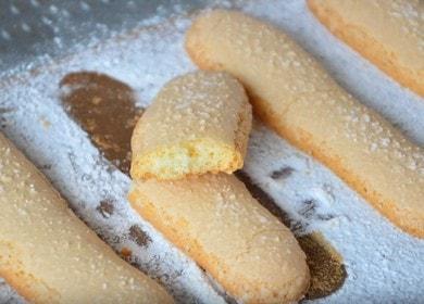 Cozinhar biscoitos Dedos femininos à direita: uma receita passo a passo com uma foto.