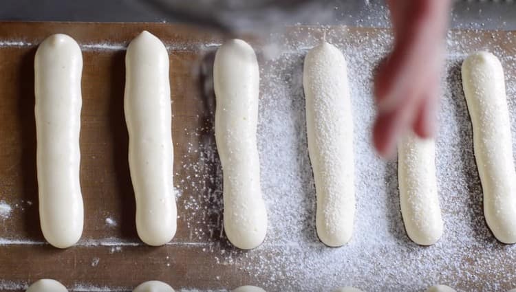 Espolvorea los espacios en blanco con azúcar en polvo dos veces.