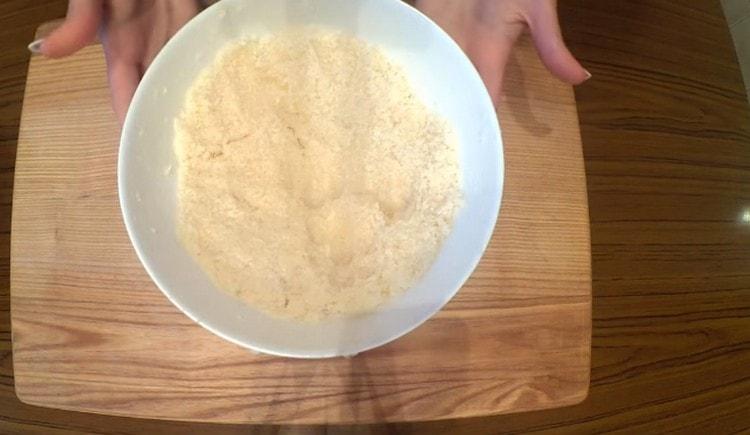 أضف رقائق جوز الهند إلى كتلة البيض واخلطها جميعًا.