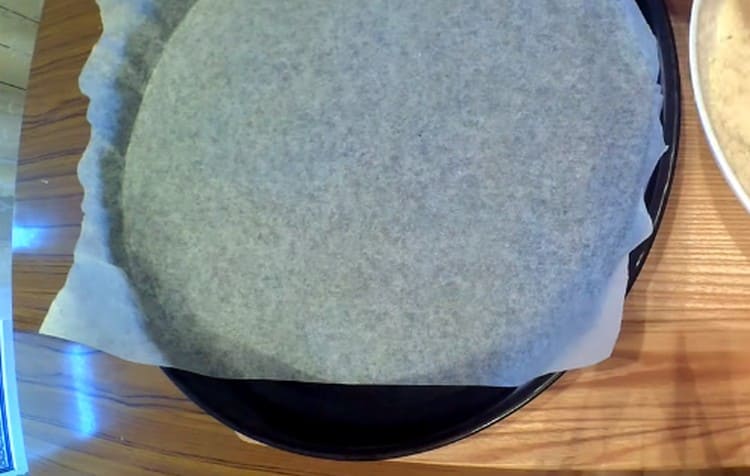 نحن نغطي ورقة الخبز مع ورقة الخبز.