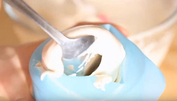 Cambiamos la masa a una bolsa de repostería.