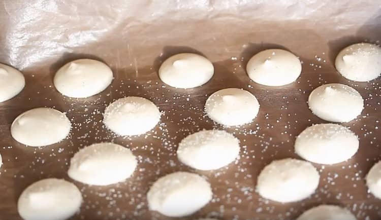 Espolvorea las galletas con azúcar y déjalas durante 2 horas para formar una costra.