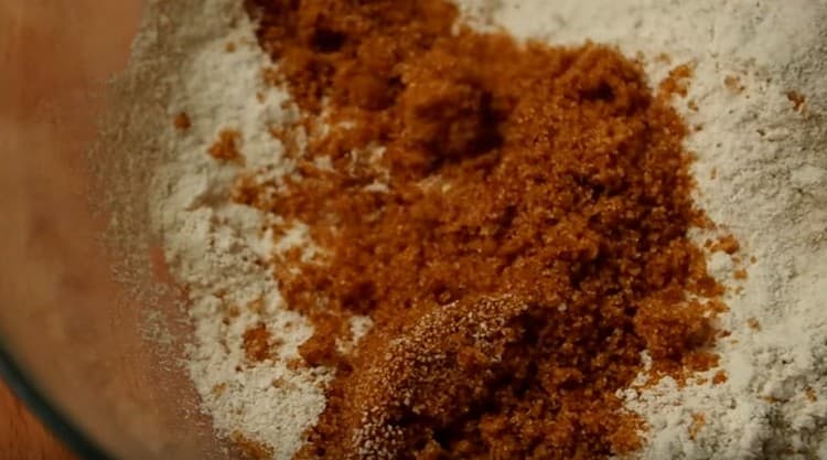 Mehl mit Zucker mischen.