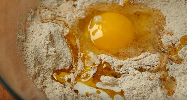 Milch und Ei hinzufügen.