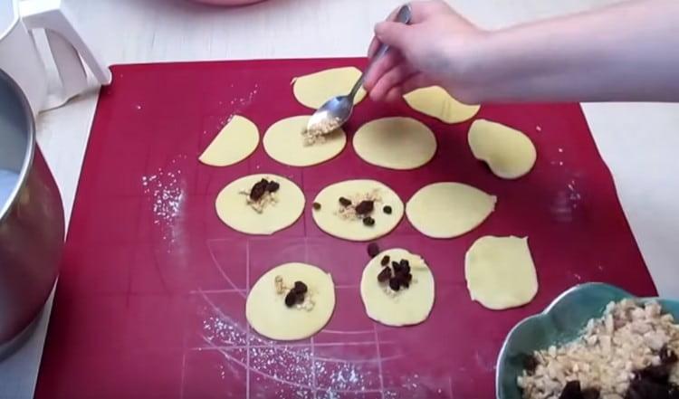 Sur chaque cercle, nous mettons un peu de farce de noix et de raisins secs.