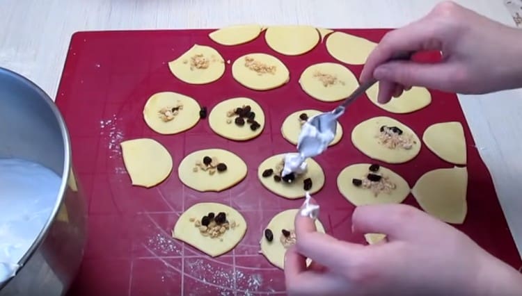 Étaler une cuillerée de meringue sur le dessus.