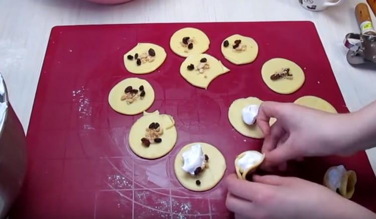 Pliez les cercles de pâte en deux.