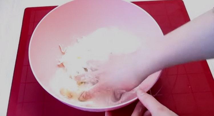 Mélangez le beurre avec la farine.