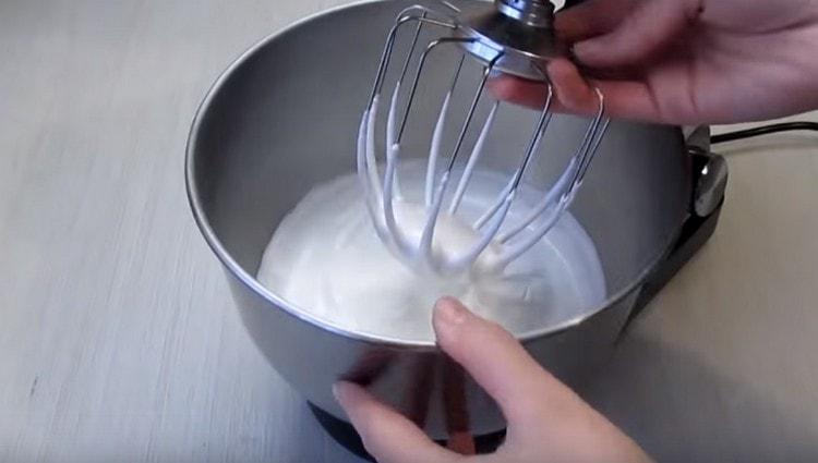 Les écureuils doivent être battus à des pics denses.