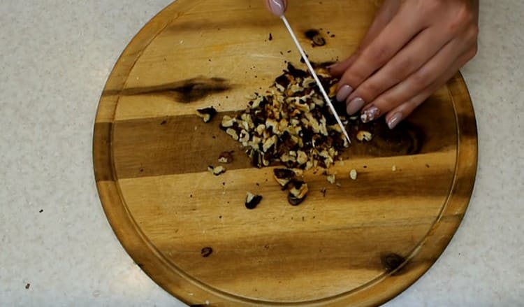 Moudre les noix, mélanger avec les raisins secs lavés.