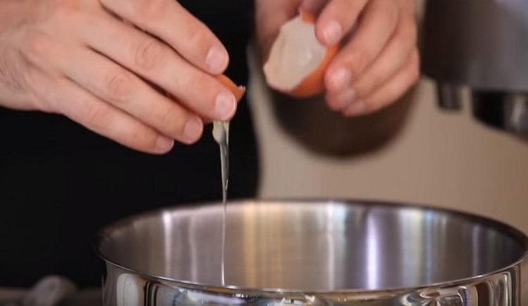 Separați cu grijă albusurile de gălbenușuri.