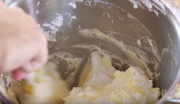 Combinați cu atenție proteinele cu gălbenușurile, amestecând de jos în sus.