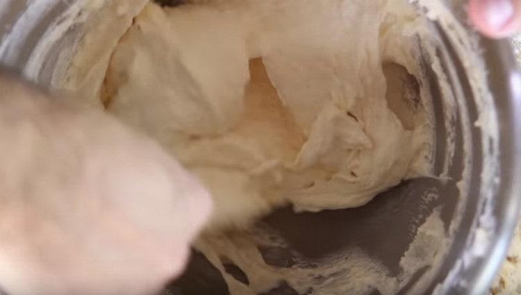 Adăugați făina în părți și amestecați ușor.