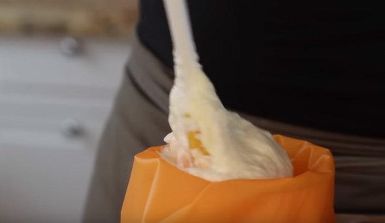 Aluatul rezultat este transferat într-o pungă de patiserie.