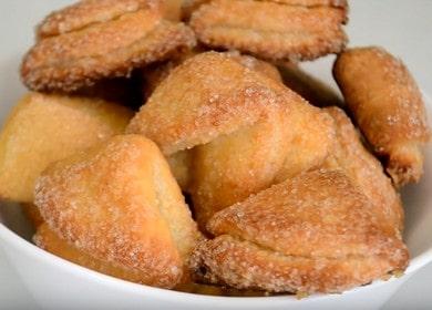 Cuisson de délicieux biscuits Oreilles de fromage cottage selon une recette pas à pas avec photo.