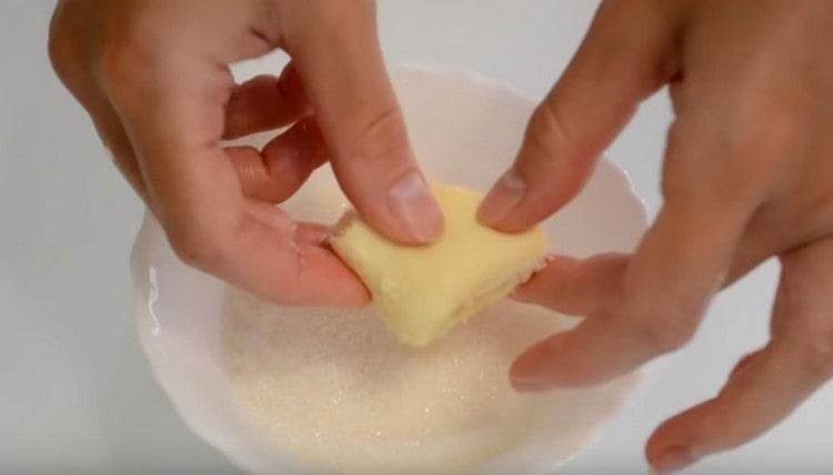 Din nou, pliați aluatul în jumătate și obțineți un triunghi.