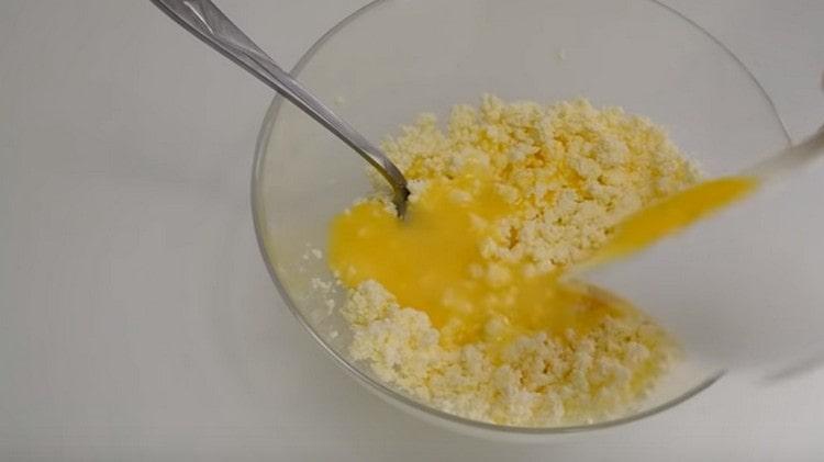 Se adaugă untul topit în caș.