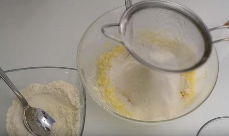 De asemenea, cernem făina și începem să frământăm aluatul.