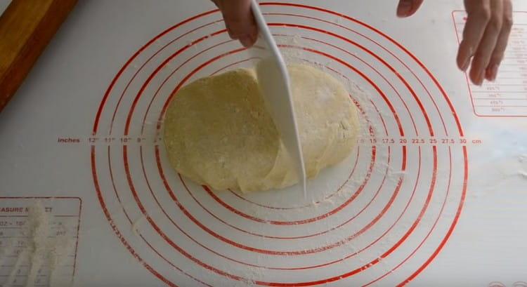 Pentru comoditate, împărțiți aluatul în jumătate.