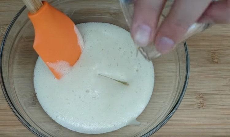 Verser la masse dans un bol et ajouter de l'huile végétale.