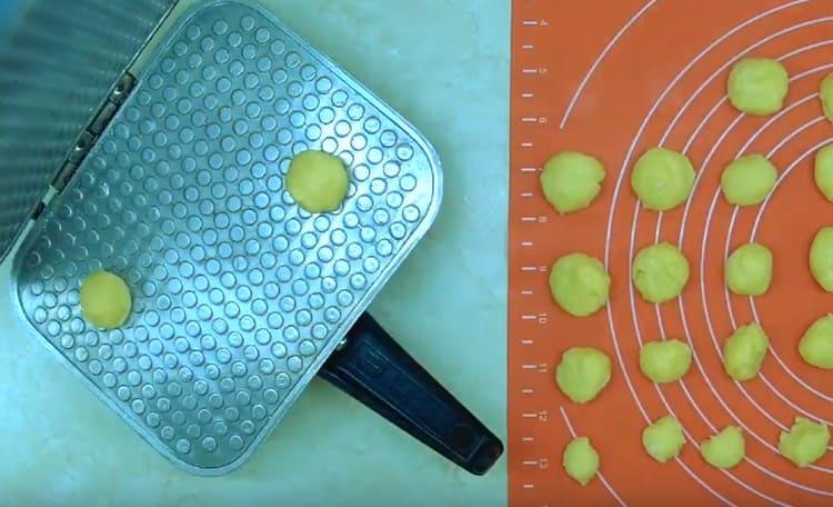 Porțiuni de aluat se pun într-un fier de gofră încălzit și se coace până la fiert.