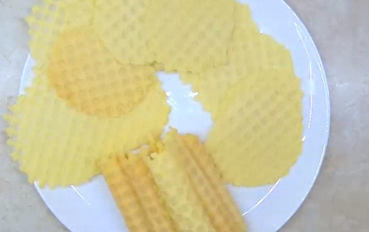 După cum puteți vedea, prăjiturile într-un fier de waffle pot fi preparate foarte repede.