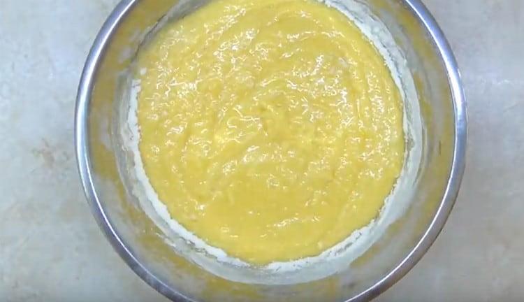 Introducem făina în mai multe părți, amestecând aluatul de fiecare dată până la neted.