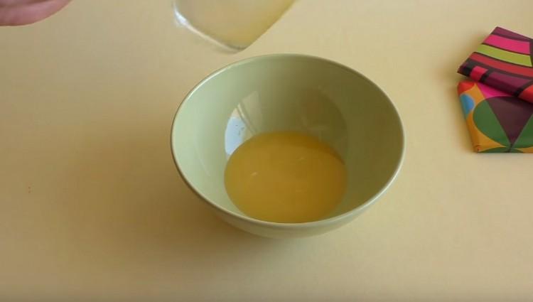 Derretir la mantequilla.