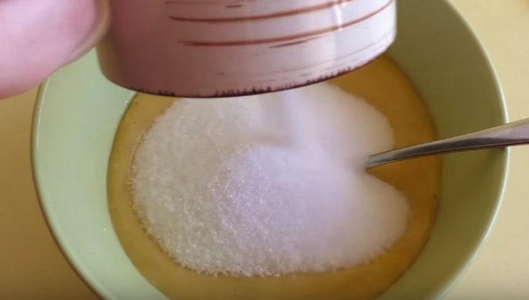 También agregamos azúcar y mezclamos la masa líquida.