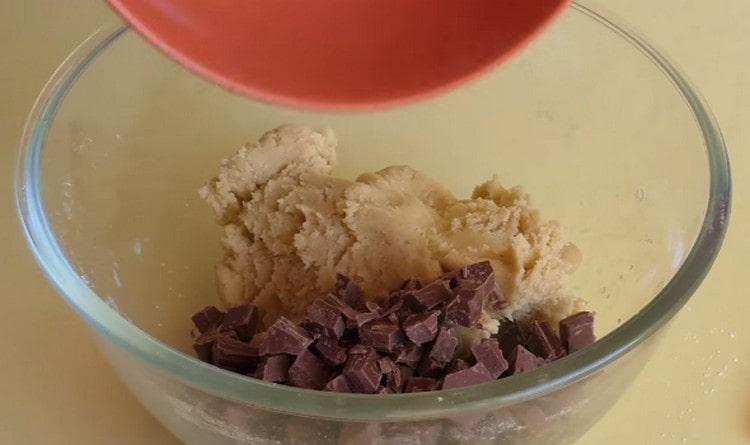 Ponga el chocolate en la masa terminada y distribúyalo uniformemente.