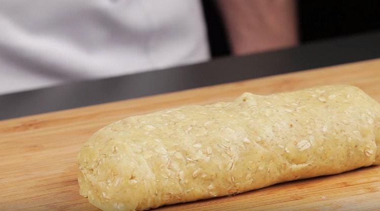 Vi danner en rulle ud fra dejen.