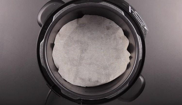 Dæk bunden af multikokken med pergament.